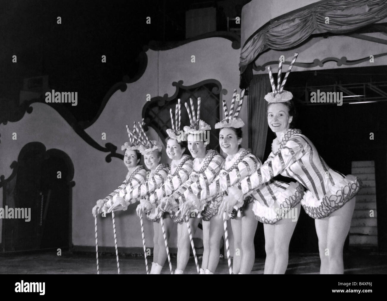 Einen Platz in den Chor einen großen Eis-Show ist der Traum vieler junger Skater diese Mädchen sind Bestandteil der 26 starke Chor Glas n Stockfoto