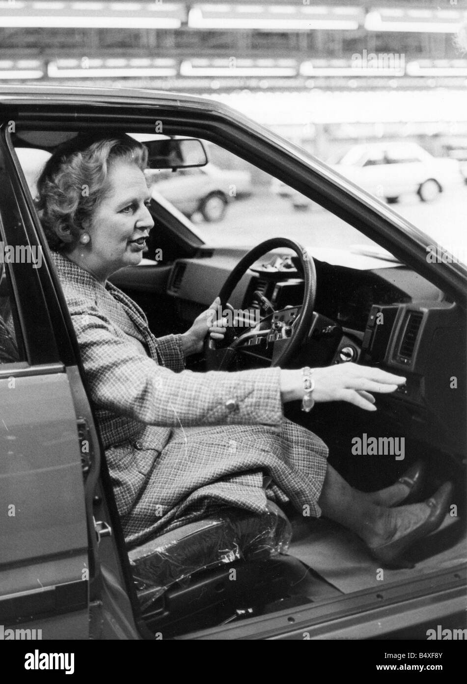 Margaret Thatcher besucht die Nissan Auto-Fabrik in Washington mit Ehemann Dennis am Steuer ein Nissan Bluebird Stockfoto