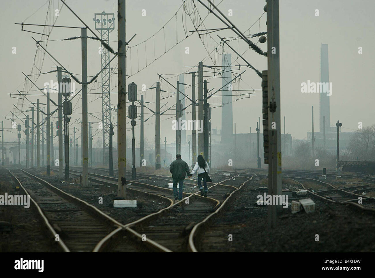Copsa Mica Rumänien November 2006 Copsa Mica Europas am stärksten verschmutzten Ort ein paar Spaziergang entlang der Bahntrasse in die Stadt, vorbei an der alten Carbon-Werke Stockfoto