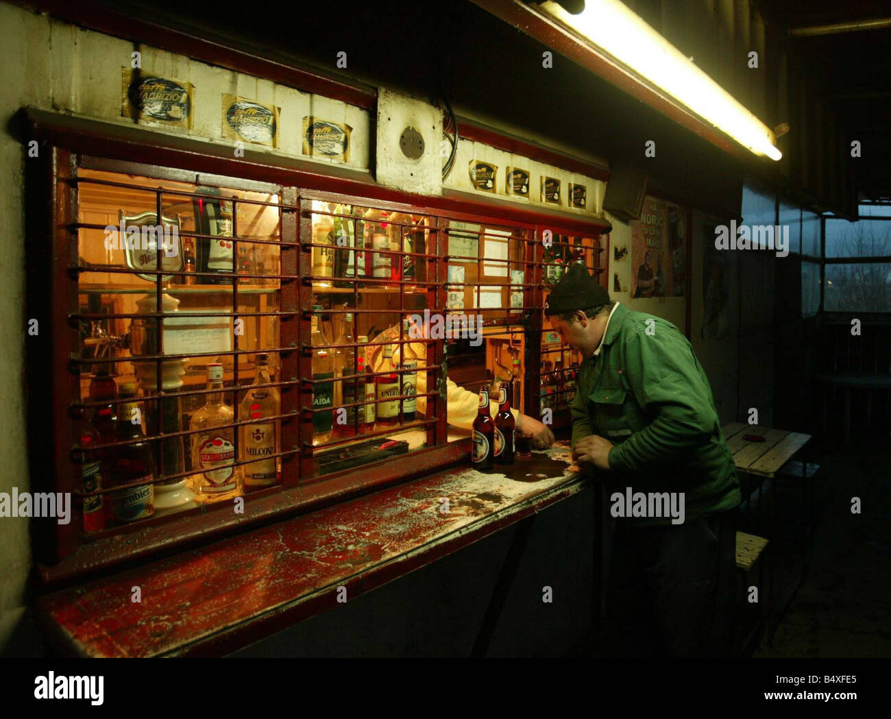 Copsa Mica Rumänien November 2006 Copsa Mica Europas am stärksten verschmutzten Stellen eine Arbeitskraft, die Andrei Pop sein Bier in nur Bar in der Stadt kauft Stockfoto