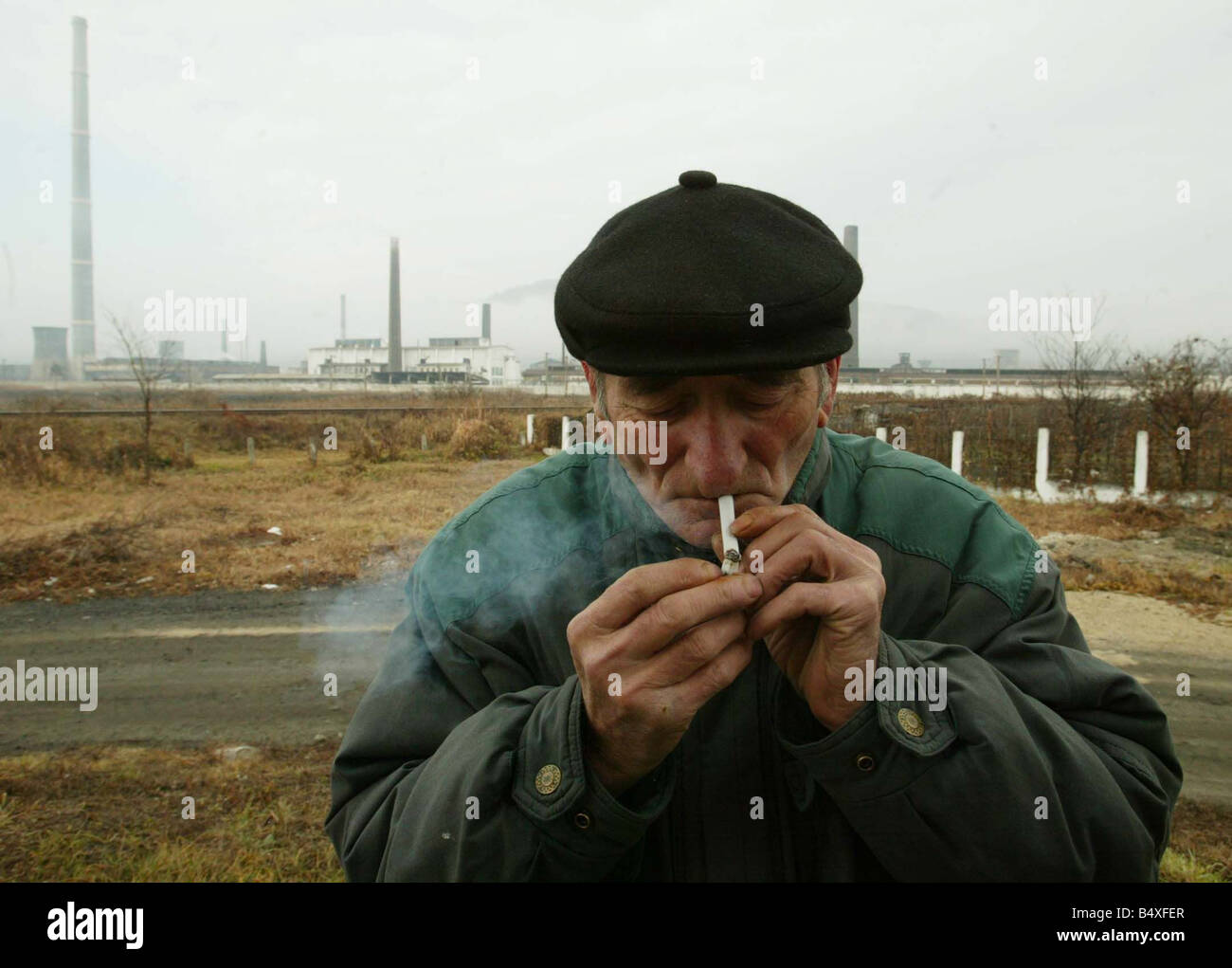 Copsa Mica Rumänien November 2006 Copsa Mica Europas am stärksten verschmutzten Stellen Darlehen Butuzean Lichter seine Zigarette vor den Hüttenwerken Stockfoto
