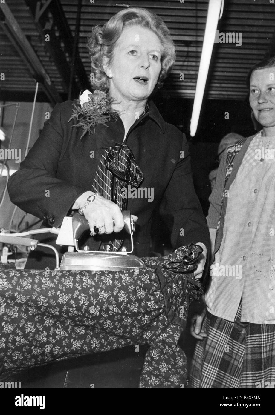 Margaret Thatcher ist ein Ort des Bügelns während eines Besuchs in A Pawson bei Sunderland Stockfoto