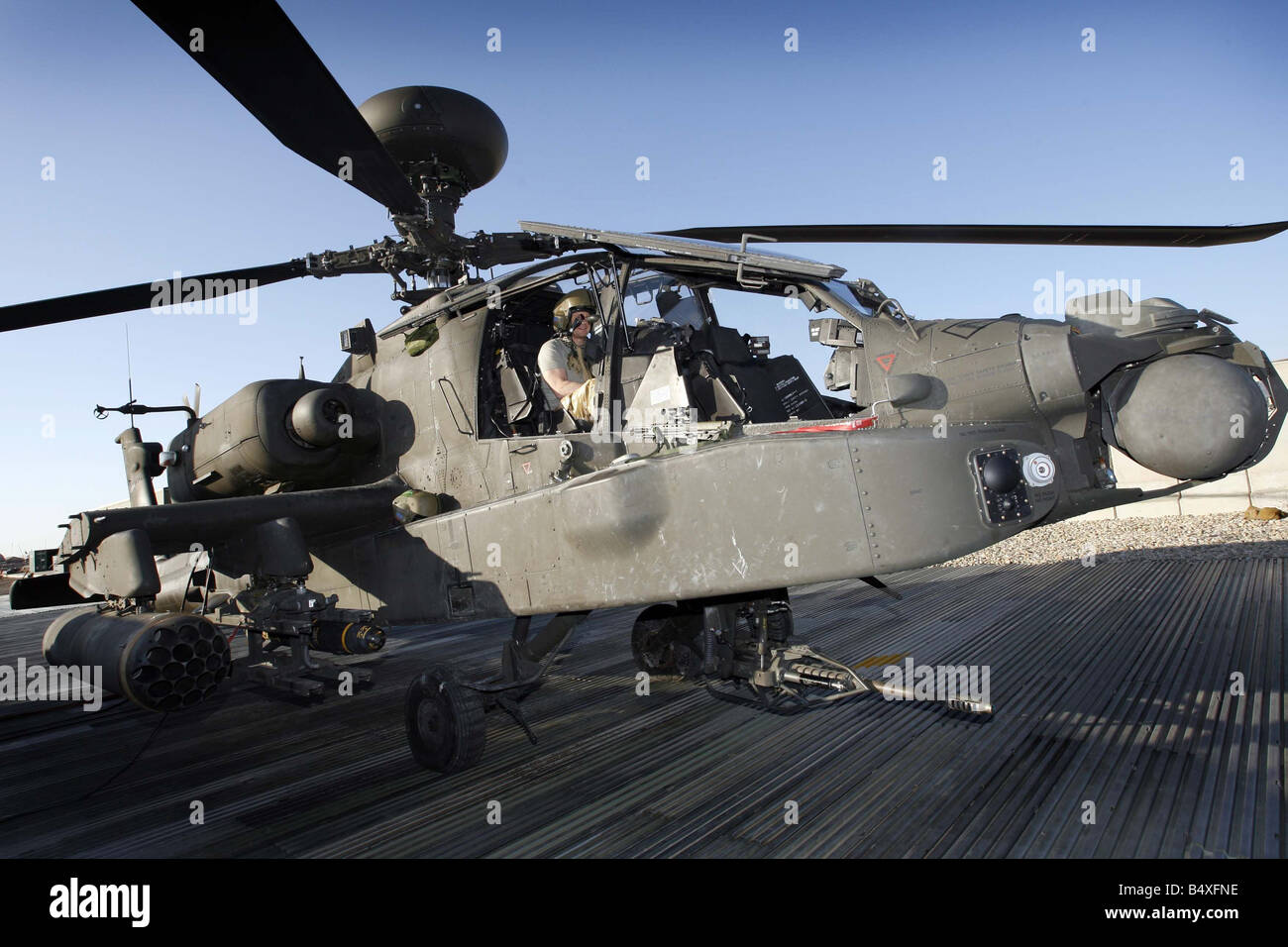 Starkoch Gordon Ramsay mit einem Apache Kampfhubschrauber Camp Bastion der Provinz Helmand Afghanistan es Weihnachten Kochen Stockfoto