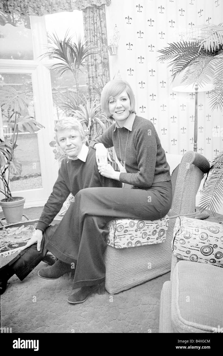 Cilla Black und ihr Ehemann Bobby Willis übernachteten im Brooklands Hotel, Holyhead Road, Coventry, wenn sie in "Cilla Spring Show" erscheine. Sie zahlten 55 Schilling pro Nacht. Einige Topfpflanzen Palmen gebracht worden und Champagner wird darauf gelegt, um Mitternacht. Frühstück zu jeder Zeit was genauso gut ist, denn es fast 11:00 war bevor Cilla auftauchte verschlafenen Augen aber gesprächig, aus der neu geschaffenen "Hochzeitssuite" die einst p.j. Proby Zimmer war, bevor er in Konkurs ging und hatte, England zu verlassen, Stockfoto