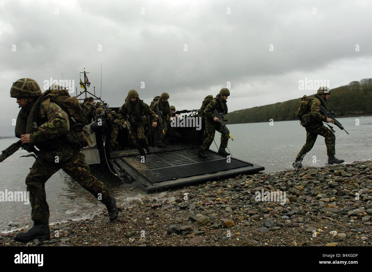 Königliche Marine Rekruten November 2006 die Teilnahme sind seine letzte Übung mit anderen Rekruten in Pembroke Wales wo sie praktiziert einen Strand-Angriff, bevor die Nacht Zeit Bewegung sobald die Marines ihre letzte Prüfung und ohnmächtig als volle marine Commando, sie ihre Green Beret erhalten November 2006 Stockfoto