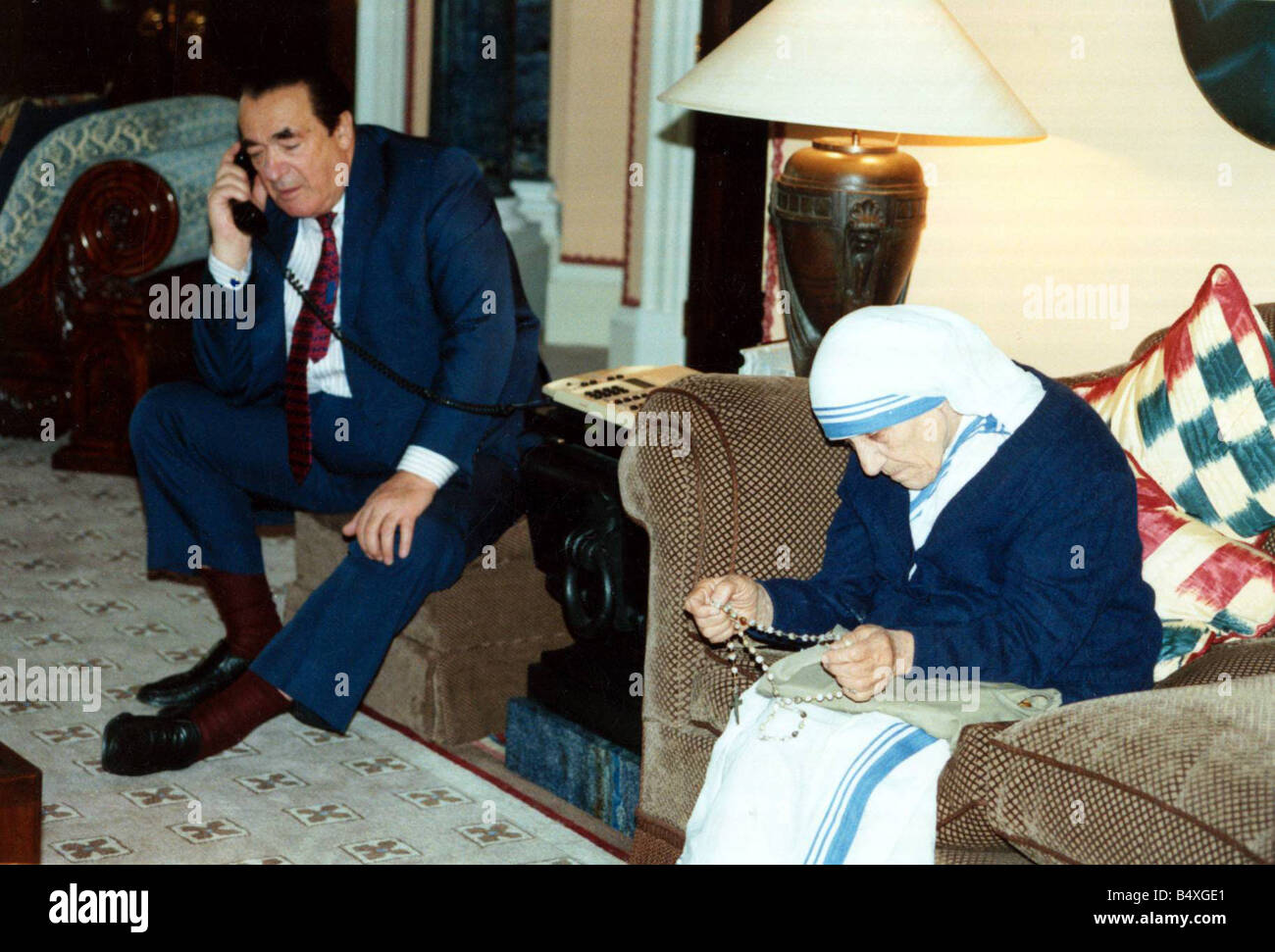 Robert Maxwell auf Telefon und Mutter Teresa mit Rosenkranz Mitteilung April 1988 Stockfoto