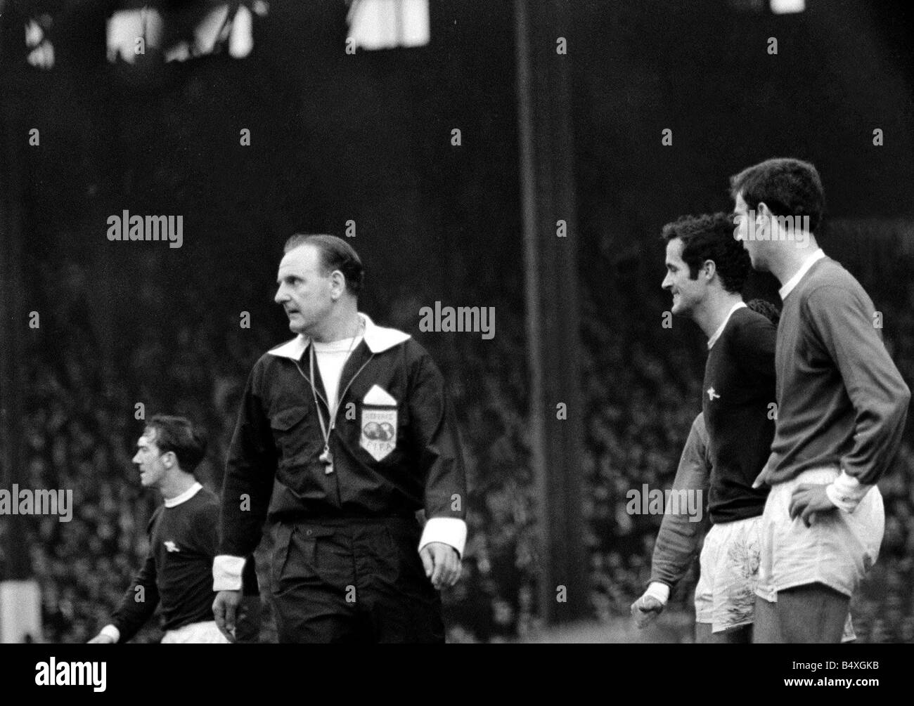 Manchester United gegen Arsenal Oktober 1967 das Spiel wo Denis Law von Manchester United und Ian Ure des Arsenals wurden durch abgeschickt Stockfoto