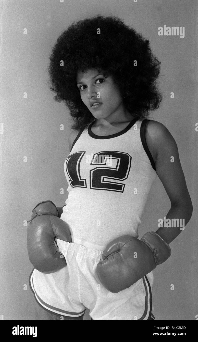 Marion Conteh 1974 Schwester von Boxer John Conteh Handschuhe Afro-Haar Stockfoto