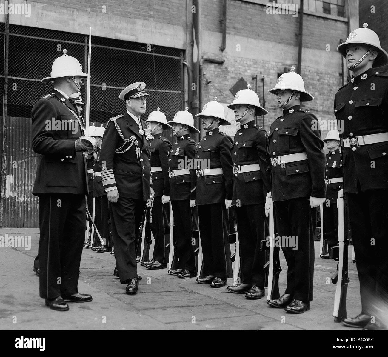 Earl Mountbatten Admiral der Flotte bewegt sich durch die Guard of Honour, nachdem es an Bord der HMS Lion geleitet werden s Inbetriebnahme Ce Stockfoto