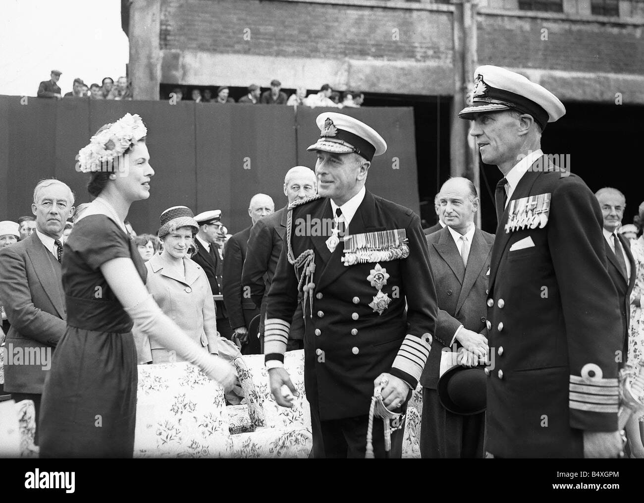 Earl Mountbatten Admiral der Flotte trifft die Frau J E Schottlands Kapitän HMS Lion während es s Inbetriebnahme Zeremonie im Stockfoto
