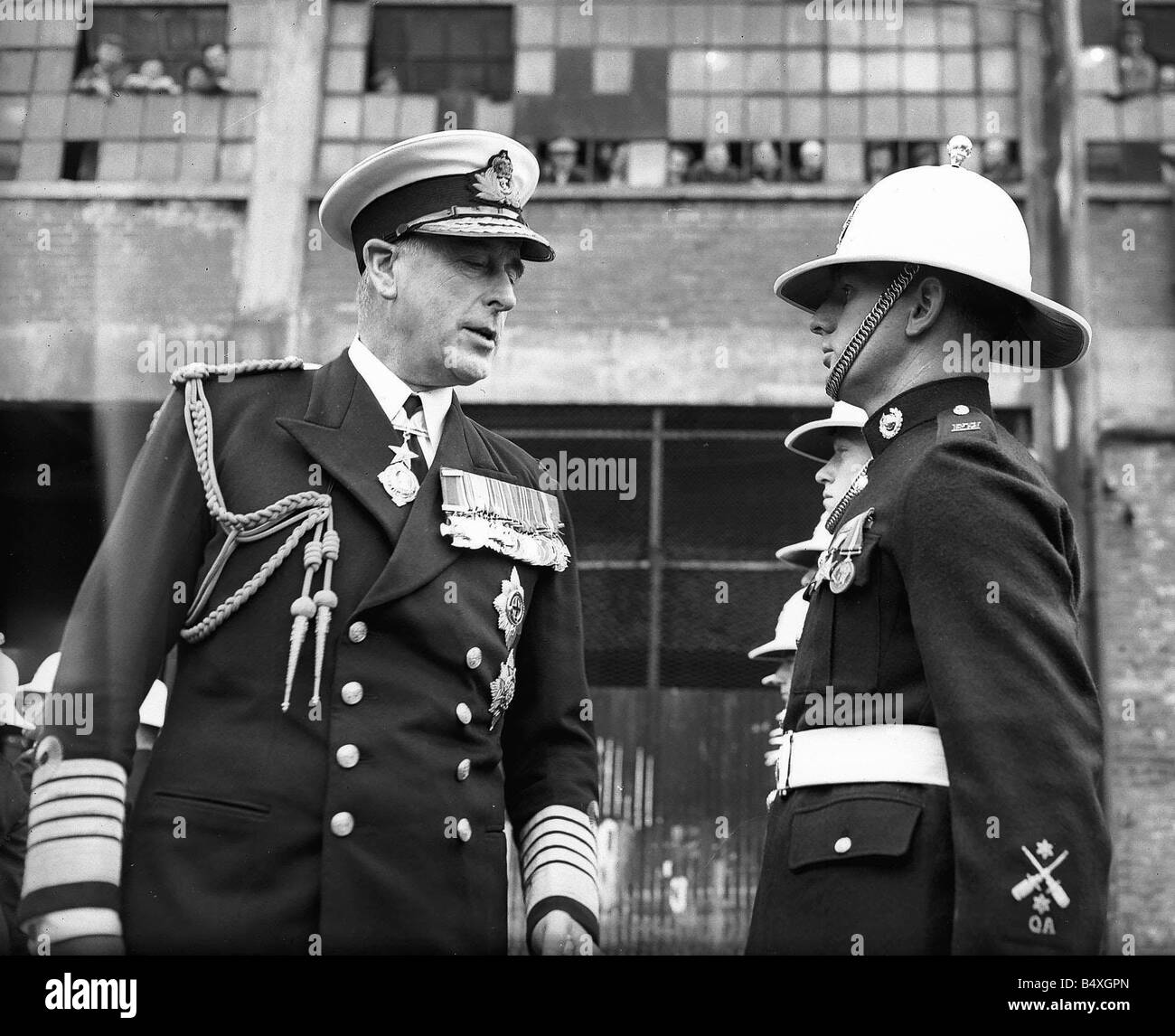 Earl Mountbatten Admiral der Flotte prüft der Guard of Honour der HMS Lion während es s Inbetriebnahme Zeremonie in Wallsend Stockfoto