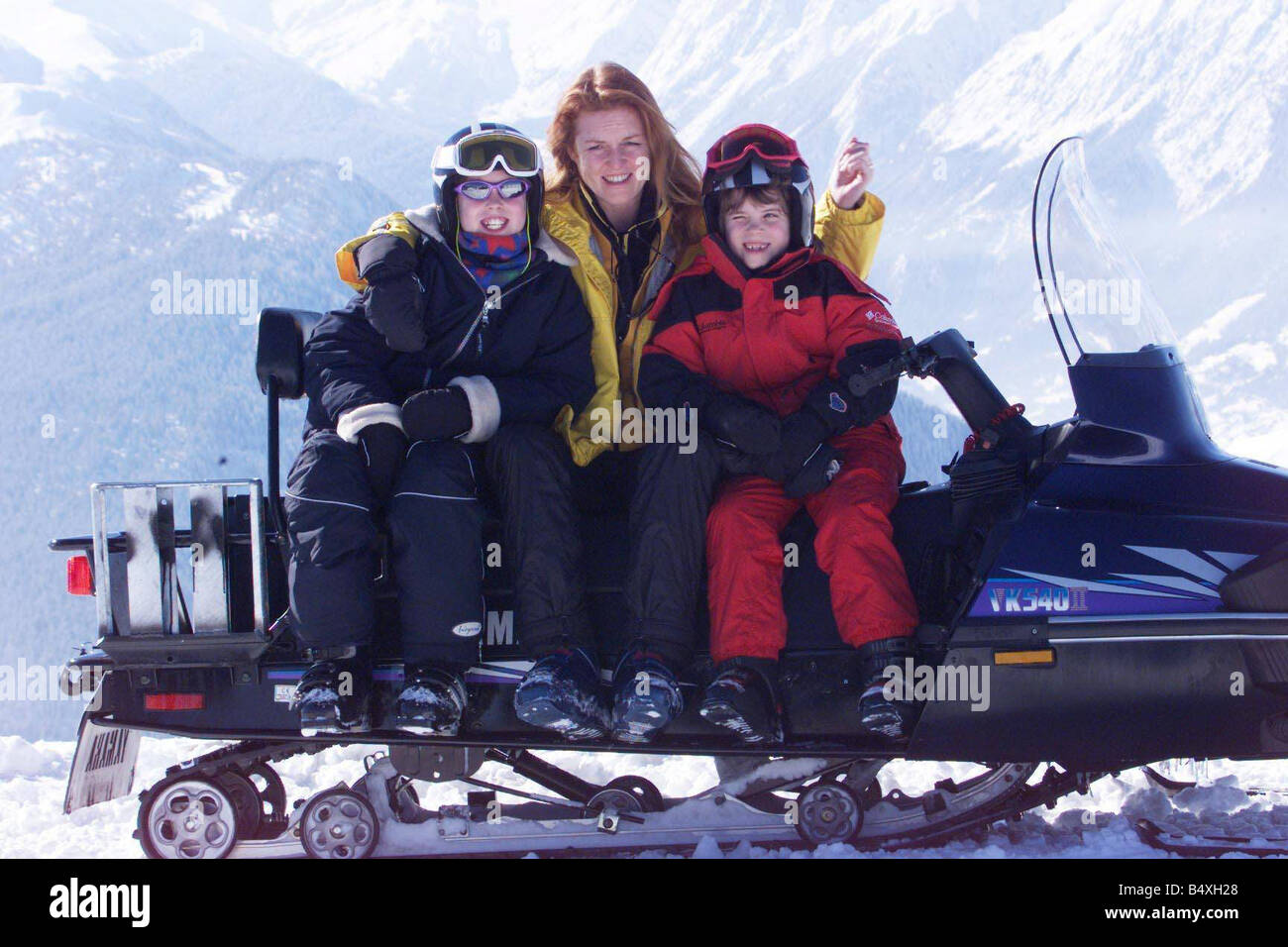 Herzogin von York mit Töchtern Februar 1999 Prinzessin Eugenie und Prinzessin Beatrice am Skidoo bei Swiss Ski Resort von Verbier fahren Stockfoto