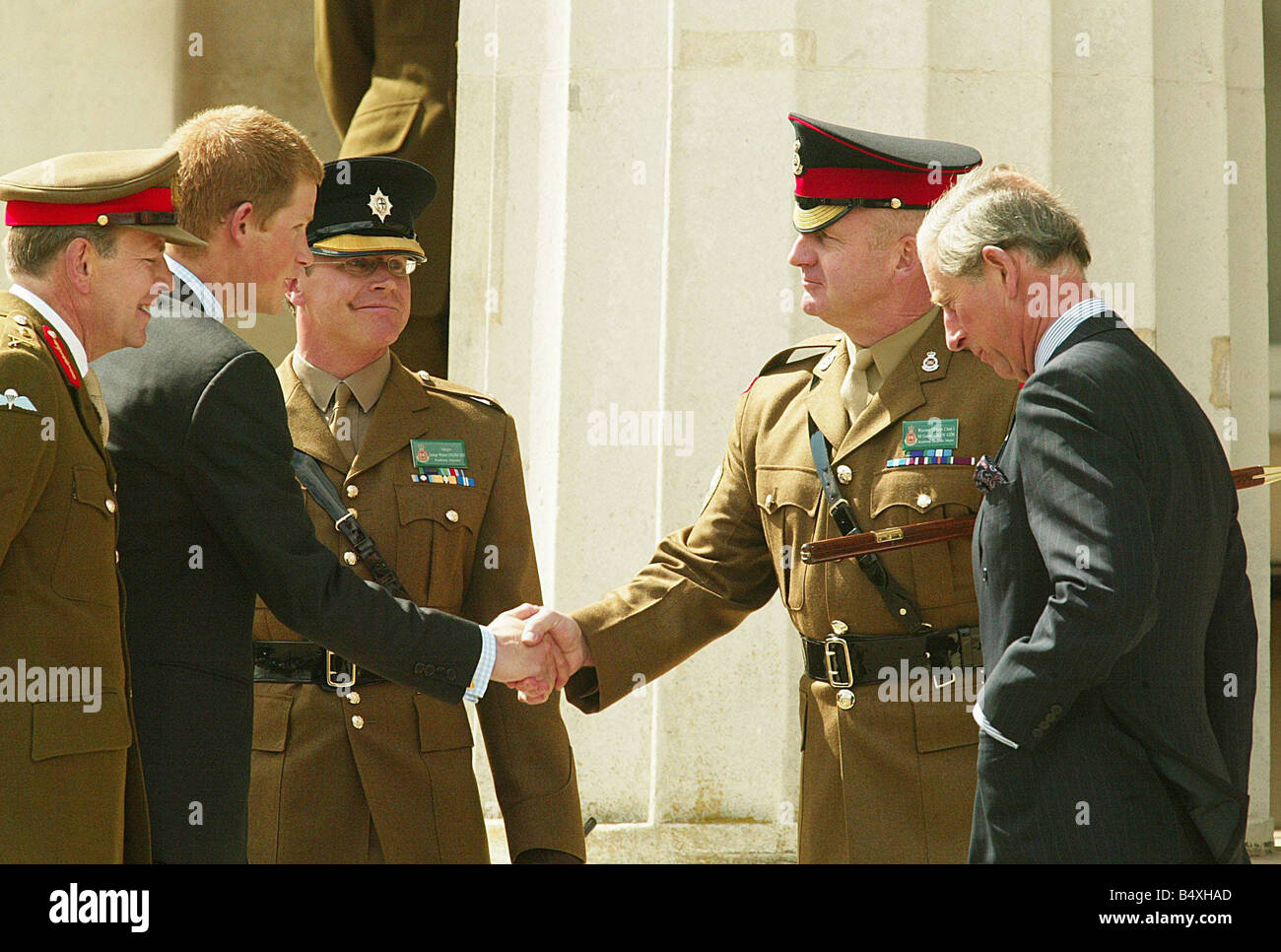 Prinz Harry kommt in Sandhurst für den Start seiner Armee Ausbildung Shaking Hands mit der RSM Vince Gaunt Stockfoto