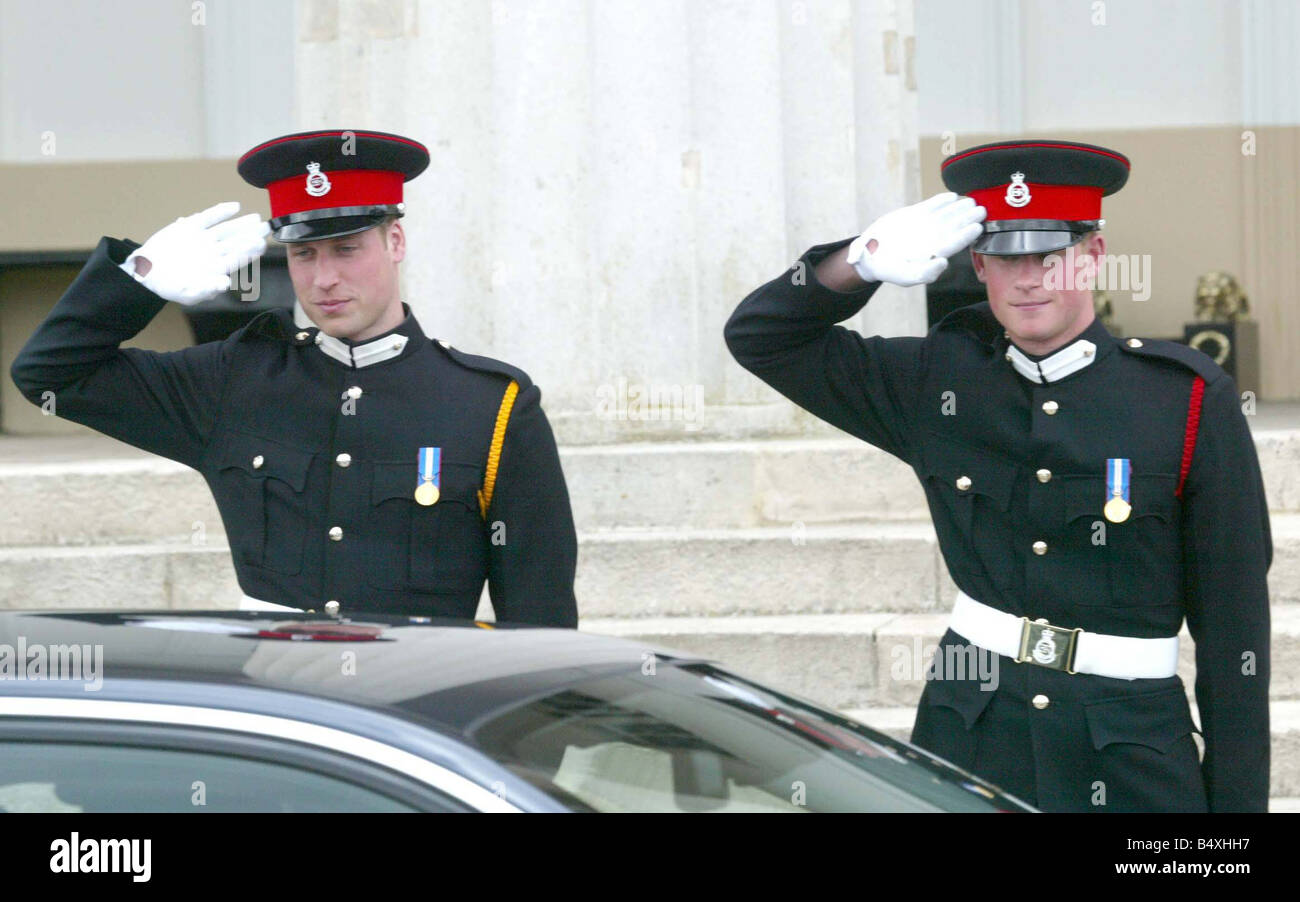 Prinz William und Prinz Harry Gruß, die ihren Vater wie er hinterlässt Royal Military Academy Sandhurst nach The Sovereign s Parade, die den Abschluss von Prinz Harry s gekennzeichnet Offiziersausbildung der Prinz Harry war einer der 220 Kadetten heraus und erhalten ihre Provisionen in der britischen Armee Stockfoto