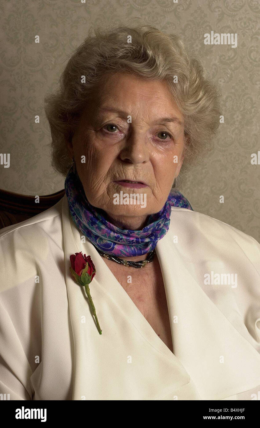 Muriel Jakubait hält ein Bild von ihrer Schwester Ruth Ellis als sie war 24 Jahre alt und bevor sie eine Blondine Ruth Ellis wurde war die letzte Frau in Großbritannien am 13. Juli 1955 gehängt werden, wegen des Mordes an ihrem geliebten David Blakely Stockfoto