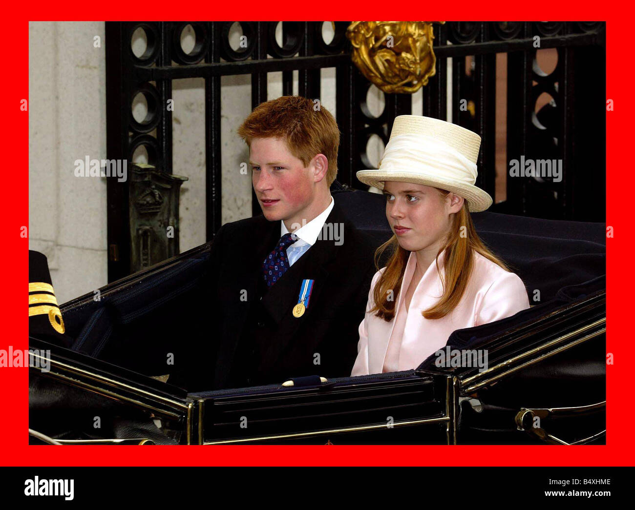 Königin Elizabeth Golden Jubilee Juni 2002 Königin verlässt Buckingham Palace im Coronation gold Trainer gefolgt von Prinz Harry und Prinzessin Beatrice Stockfoto