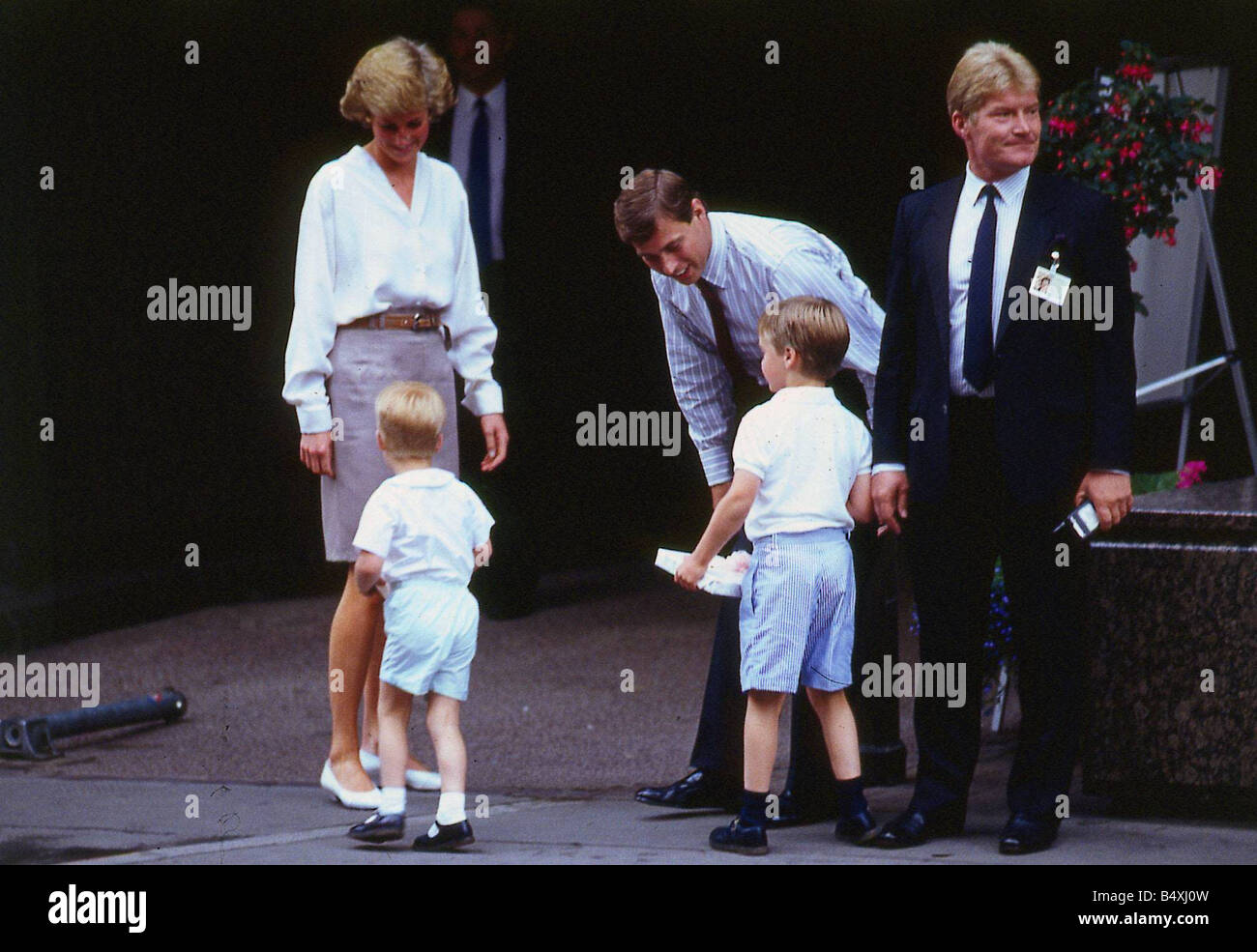Prinz Andrew August 1988 treffen Prinzessin Diana Prince William und Prince Harry alles über zu gehen und sehen Sarah Duchess of York im Krankenhaus nach der Geburt ihrer Tochter Beatrice Stockfoto