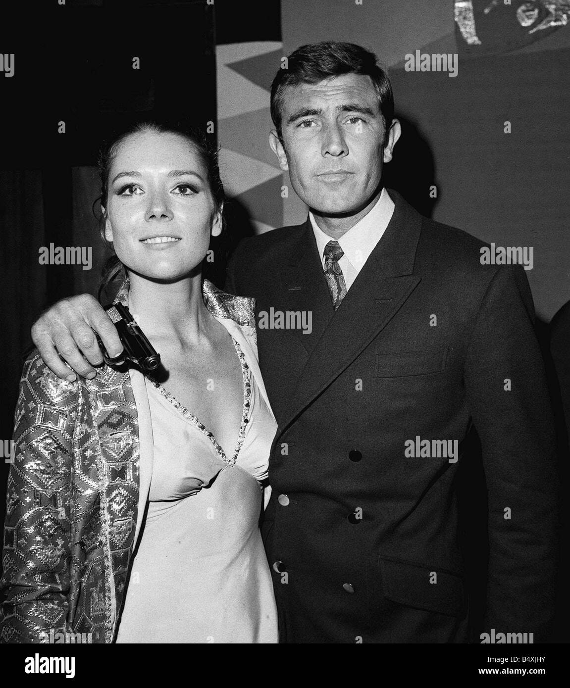 Film auf ihrer Majestät s Geheimdienst 1968 George Lazenby als James Bond 007 mit Diana Rigg Stockfoto