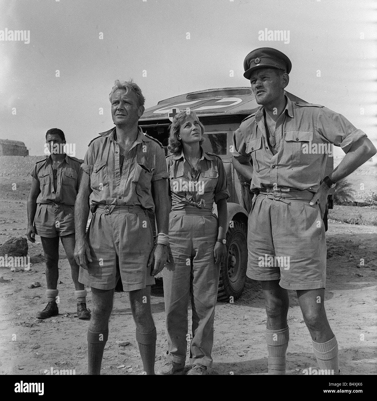 Ice Cold In Alex 1957 die Dinge, die Menschen für ein Bier Schauspieler Anthony Quayle John Mills Sylvia Sims und Garry Andrews abgebildet vor Ort während der Dreharbeiten des Films Ice Cold In Alex tun werden Stockfoto