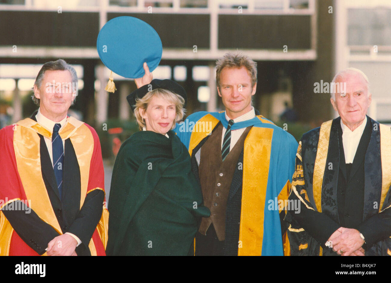 LIB-Sänger Sting Erhalt seiner Ehrendoktorat von Musik von der University of Northumbria für seinen Beitrag zu den Künsten und sein Einfluss auf die Ökologie Bild mit seiner Frau Trudie Styler 13. November 1992 Stockfoto