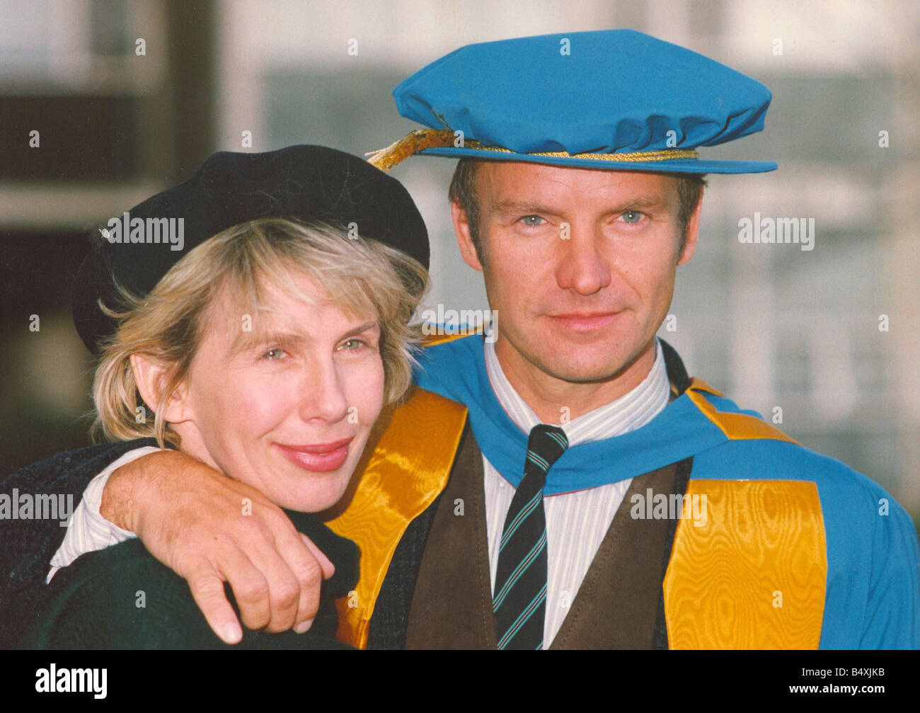 LIB-Sänger Sting Erhalt seiner Ehrendoktorat von Musik von der University of Northumbria für seinen Beitrag zu den Künsten und sein Einfluss auf die Ökologie Bild mit seiner Frau Trudie Styler 13. November 1992 Stockfoto
