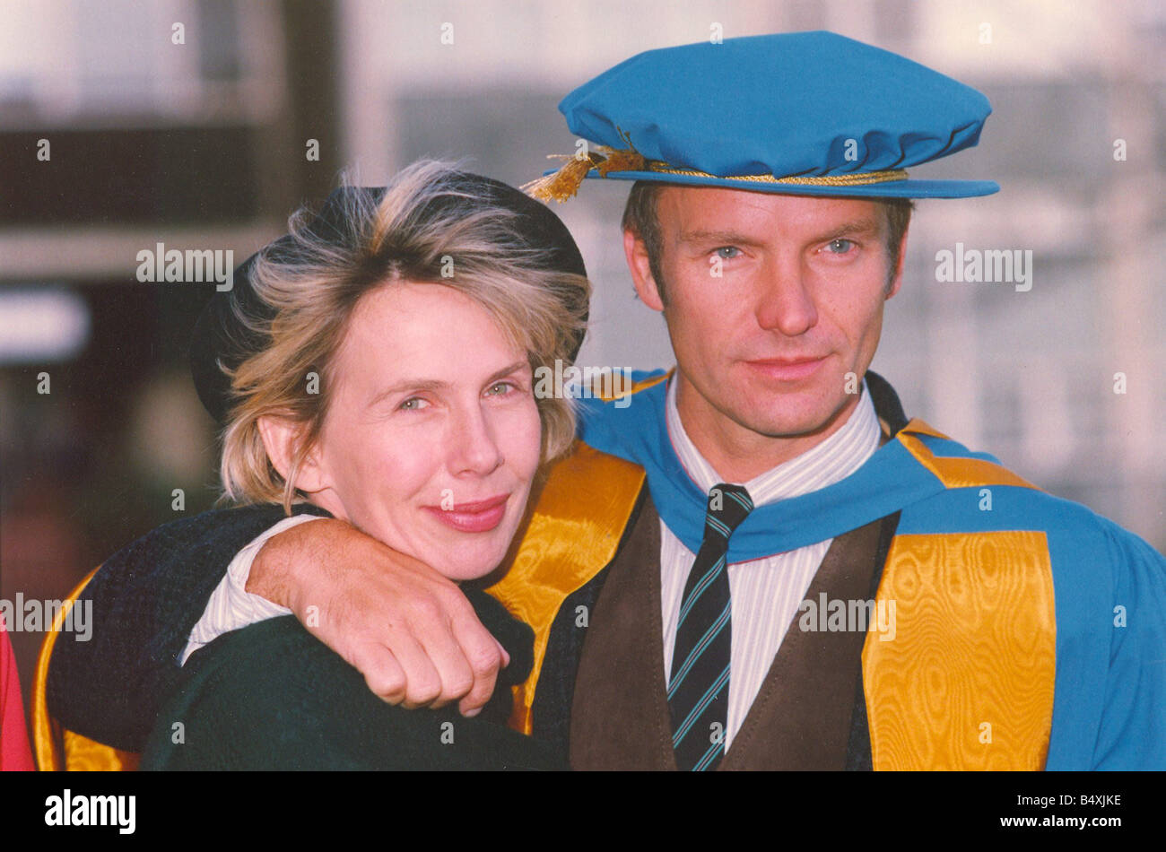 LIB-Sänger Sting Erhalt seiner Ehrendoktorat von Musik von der University of Northumbria für seinen Beitrag zu den Künsten und sein Einfluss auf die Ökologie Bild mit seiner Frau Trudie Styler 13. November 1992 Stockfoto