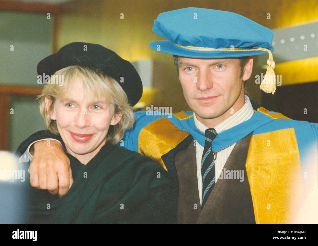 LIB-Sänger Sting Erhalt seiner Ehrendoktorat von Musik von der University of Northumbria für seinen Beitrag zu den Künsten und sein Einfluss auf die Ökologie Bild mit seiner Frau Trudie Styler 13. November 1992 Stockfoto