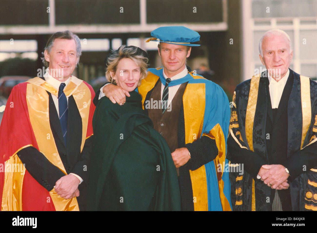 LIB-Sänger Sting Erhalt seiner Ehrendoktorat von Musik von der University of Northumbria für seinen Beitrag zu den Künsten und sein Einfluss auf die Ökologie Bild mit seiner Frau Trudie Styler 13. November 1992 Stockfoto