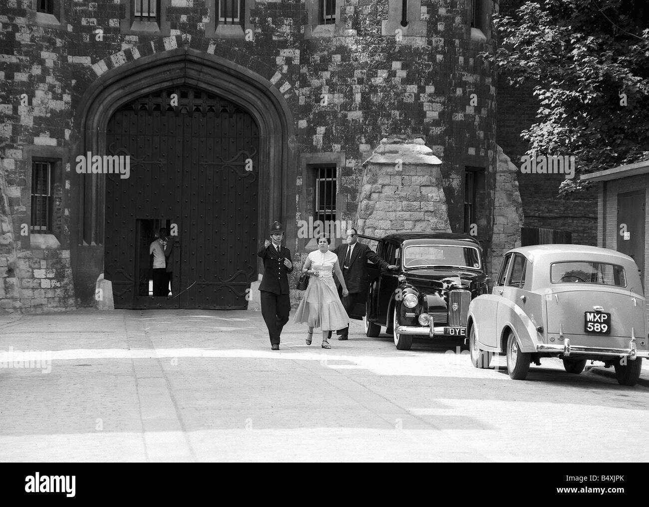 Familie und Freunde besuchen Ruth Ellis auf Holloway Gefängnis 1955 Stockfoto