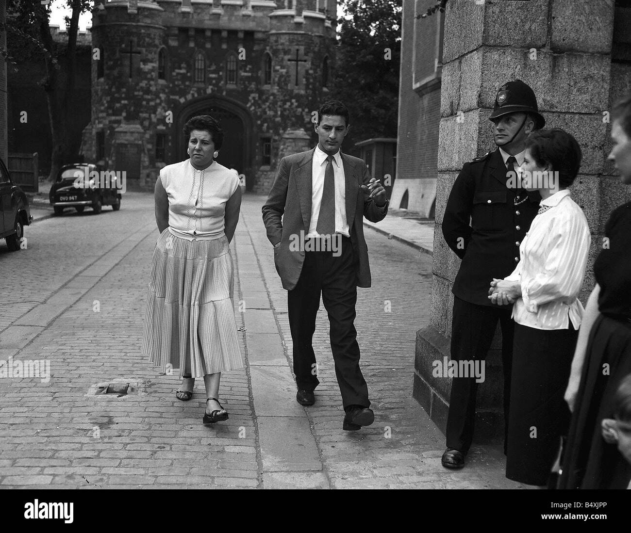 Familie und Freunde besuchen Ruth Ellis auf Holloway Gefängnis 1955 Stockfoto