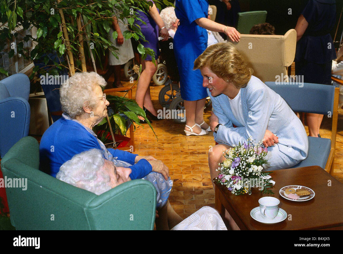 Prinzessin Diana Princess of Wales April 1989 im Gespräch mit OAP Rentner Helen McCaffrey Princess Diana Scotland Tasse Tee Tisch Stockfoto