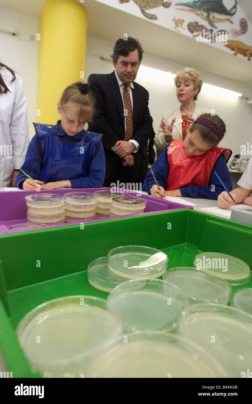 Arbeit s Gordon Brown besucht das Zentrum für Leben Newcastle treffen Schüler von Albert Elliott Grundschule Stockfoto