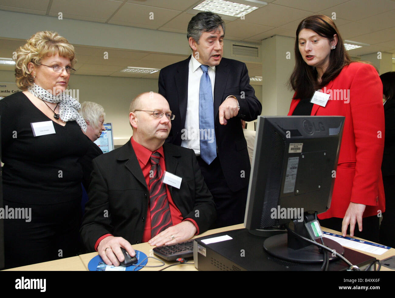 Der Schatzkanzler Gordon Brown MP öffnet links Gewerkschaft Bildungszentrum am Newcastle College hier abgebildet im Learning Center mit Hilda Douglas Admin-Koordinator und Jeff Beresford Projektarbeiter Dame auf richtige Ehrendoktorwürden der Universität Newcastle Stockfoto