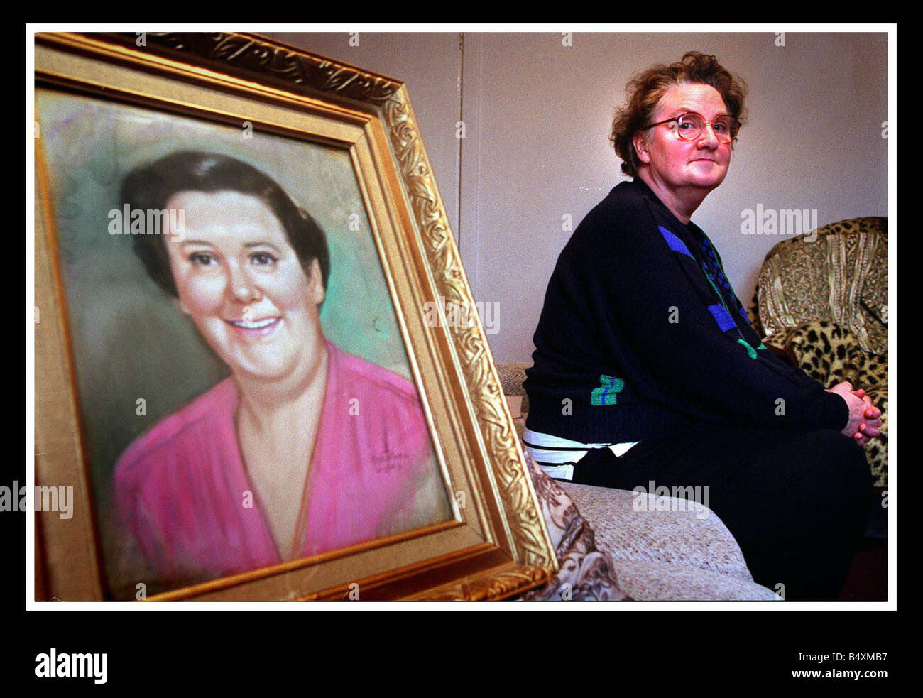 Dawn Dale mit dem Gemälde von ihrer Großmutter Helen Duncan war die letzte Frau, die wegen Hexerei in Großbritannien 1944 Januar 2001 Stockfoto