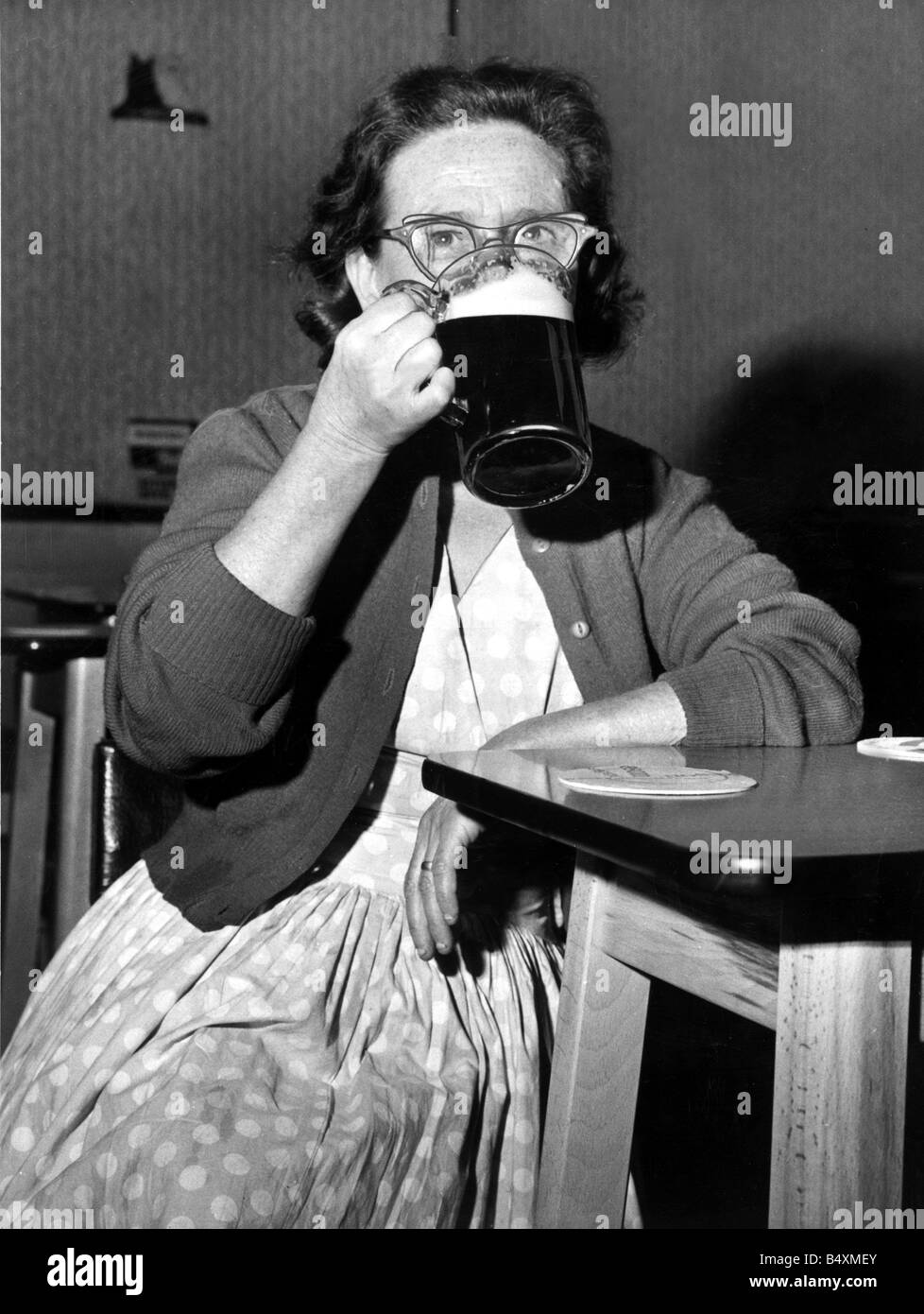 54 Jahre alten Bergleute Frau Elsie Dänen, die einen Pint in weniger als 9 Sekunden Juni 1962 milde trinken kann Stockfoto