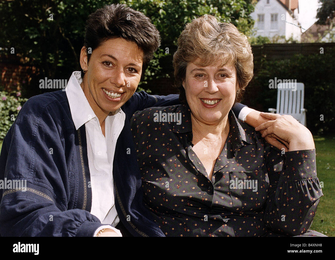 Sally Becker britische Entwicklungshelferin entspannt in Brighton zu Hause mit ihrer Mutter Carol Stockfoto