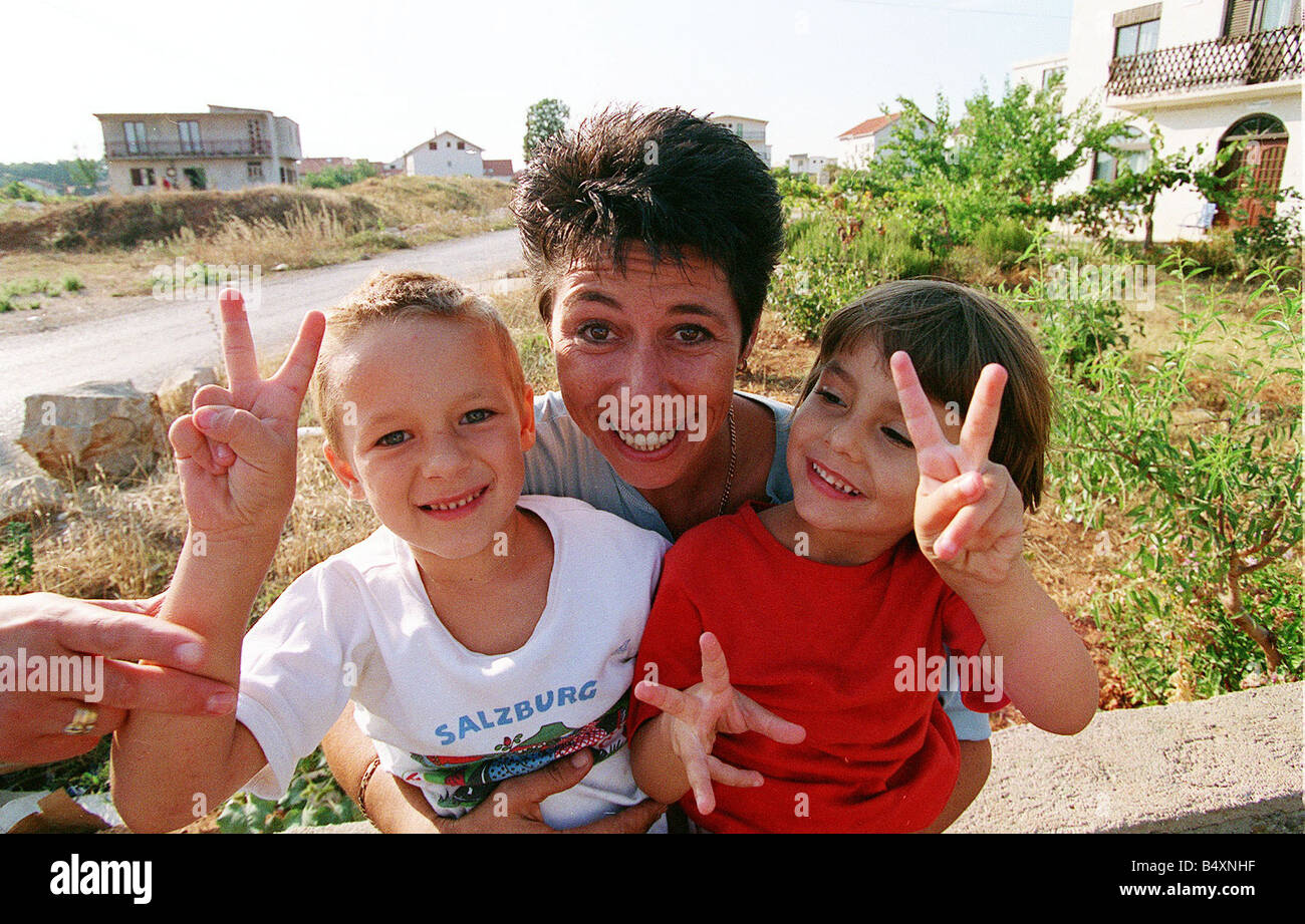 Arbeiter, Sally Becker in Bosnien mit Kindern 1993 im zweiten Weltkrieg in Jugoslawien Mirrorpix Beihilfen Stockfoto