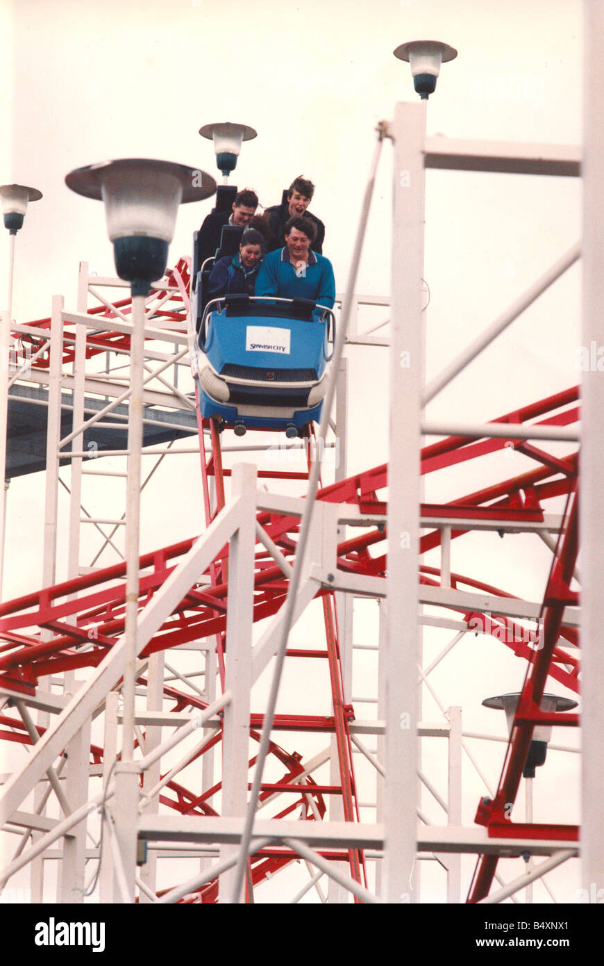 Die spanische Stadt Vergnügungspark in Whitley Bay abenteuerlustige fahren die Cyclone-Achterbahn Stockfoto