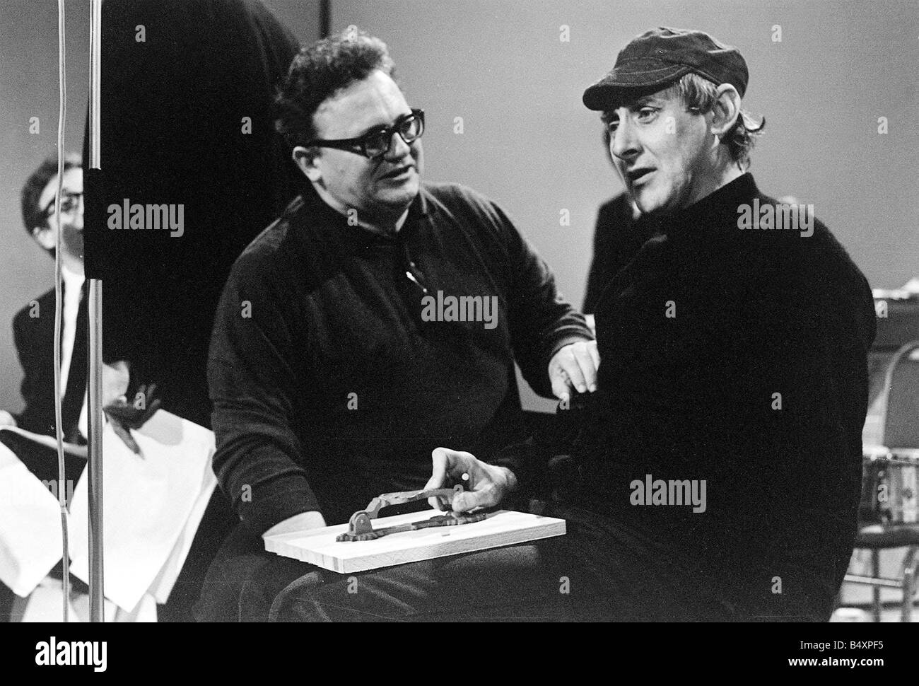 Spike Milligan März 1966 Harry Seacombe s Lebensgeschichte mit Spike Milligan Peter Sellers und Ray Ellington Stockfoto