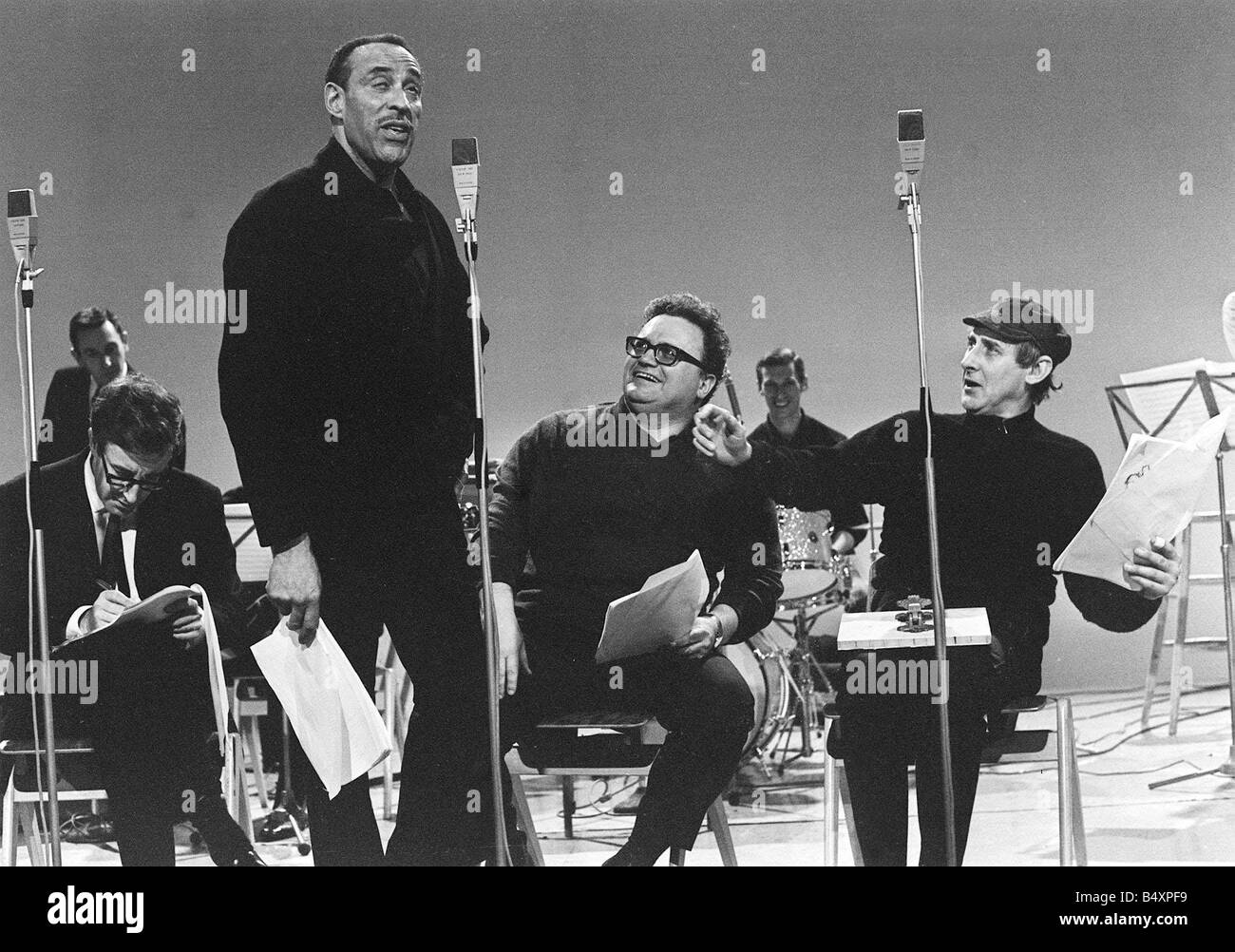 Spike Milligan März 1966 Harry Seacombe s Lebensgeschichte mit Spike Milligan Peter Sellers und Ray Ellington Stockfoto