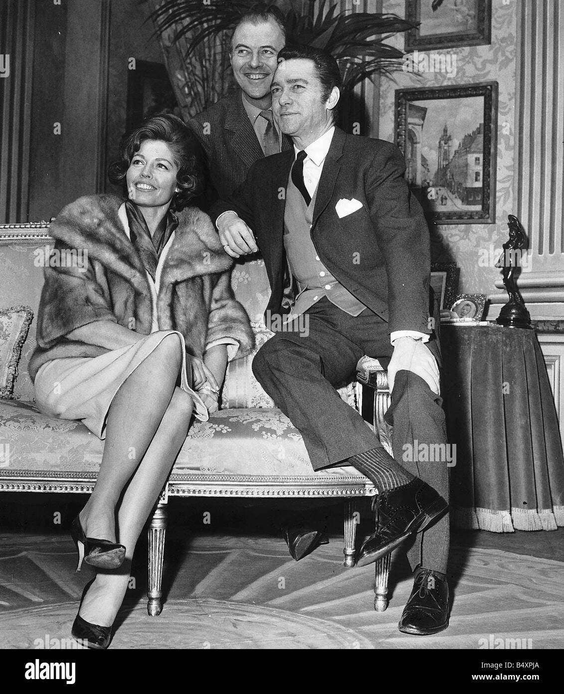 Alice Buehner der regierenden Frau America sind die Männer Schauspieler Michael Denison und Richard Todd rechts, die Sterne in der Oscar Wilde-Komödie ein idealer Gatte im Londoner Strand Theatre Stockfoto