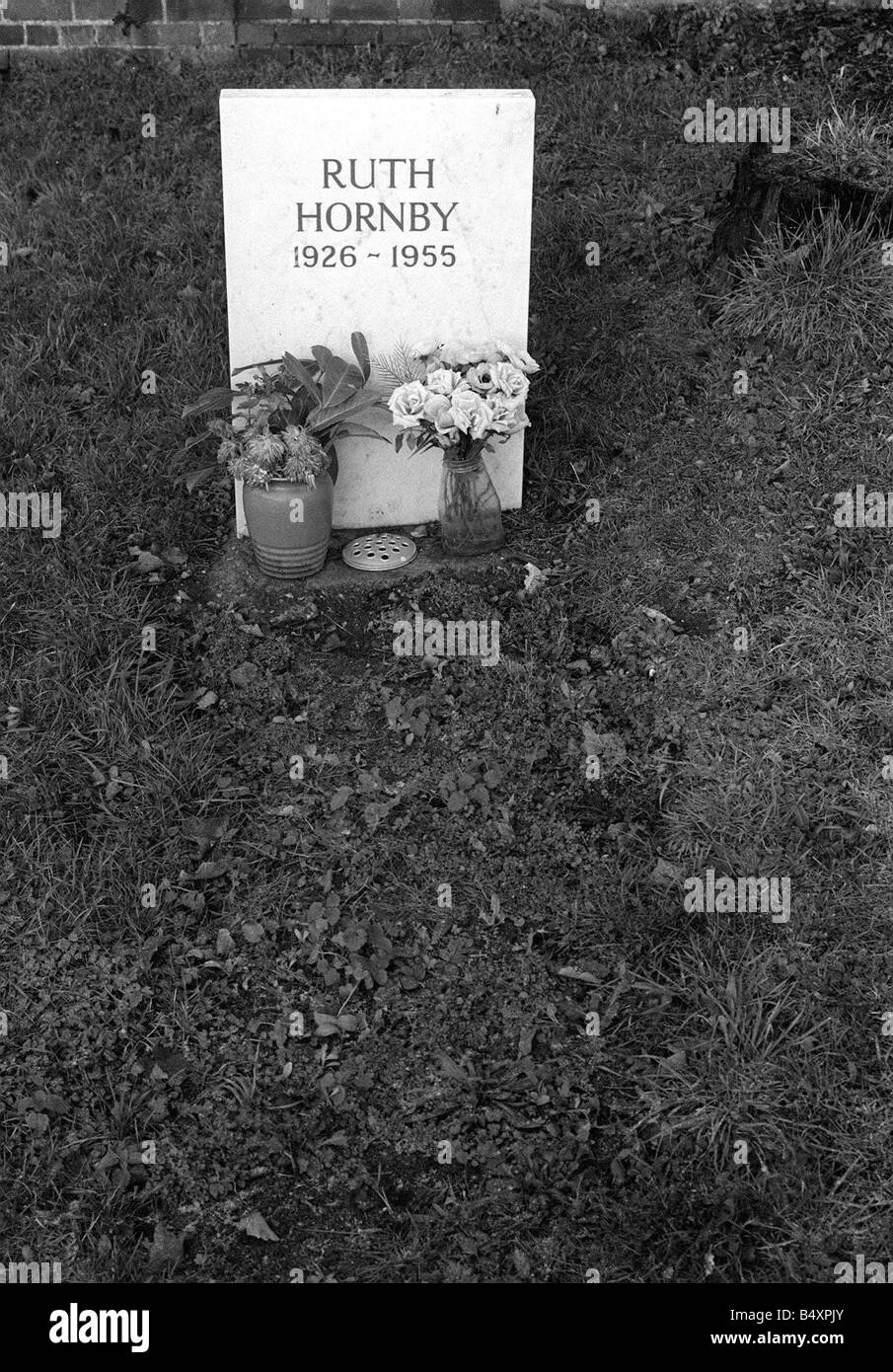 Ruth Ellis Murder Geschichte Juli 1955 letzte Frau erhängt David Blakely Mord 1955 Ruth Ellis Mädchennamen Ruth Hornby in einem Buckinghamshire Friedhof nicht sehr weit von dem Ort liegt wo David Blakely ihr Geliebter ist eine vergrabene Grab Grabstein Ruth Hornby 1926 1955 Stockfoto