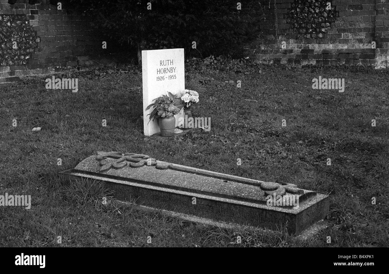 Ruth Ellis Murder Geschichte Juli 1955 letzte Frau erhängt David Blakely Mord 1955 Ruth Ellis Mädchennamen Ruth Hornby in einem Buckinghamshire Friedhof nicht sehr weit von dem Ort liegt wo David Blakely ihr Geliebter ist eine vergrabene Grab Grabstein Ruth Hornby 1926 1955 Stockfoto