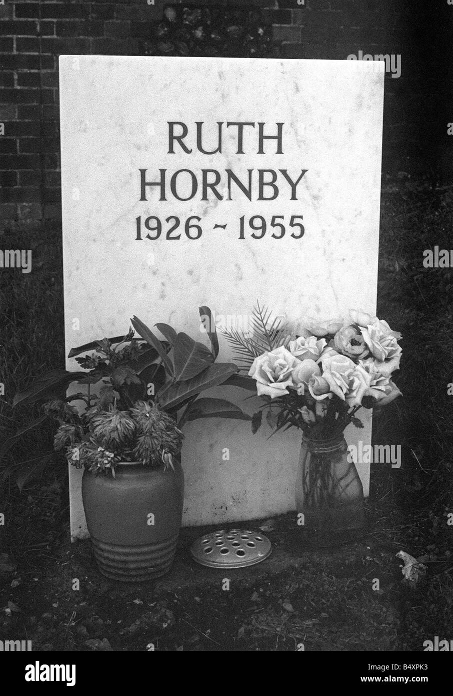 Ruth Ellis Murder Geschichte Juli 1955 letzte Frau erhängt David Blakely Mord 1955 Ruth Ellis Mädchennamen Ruth Hornby in einem Buckinghamshire Friedhof nicht sehr weit von dem Ort liegt wo David Blakely ihr Geliebter ist eine vergrabene Grab Grabstein Ruth Hornby 1926 1955 Stockfoto