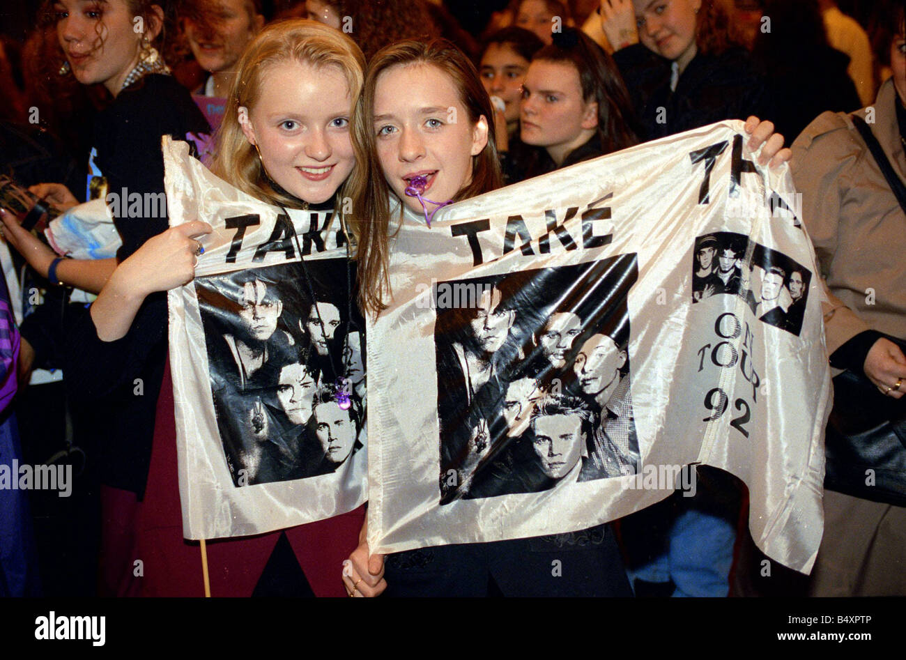 Mädchen-Fans der pop-Gruppe nehmen, hält eine Fahne mit dem Gruppenbild s drauf November 1992 Stockfoto