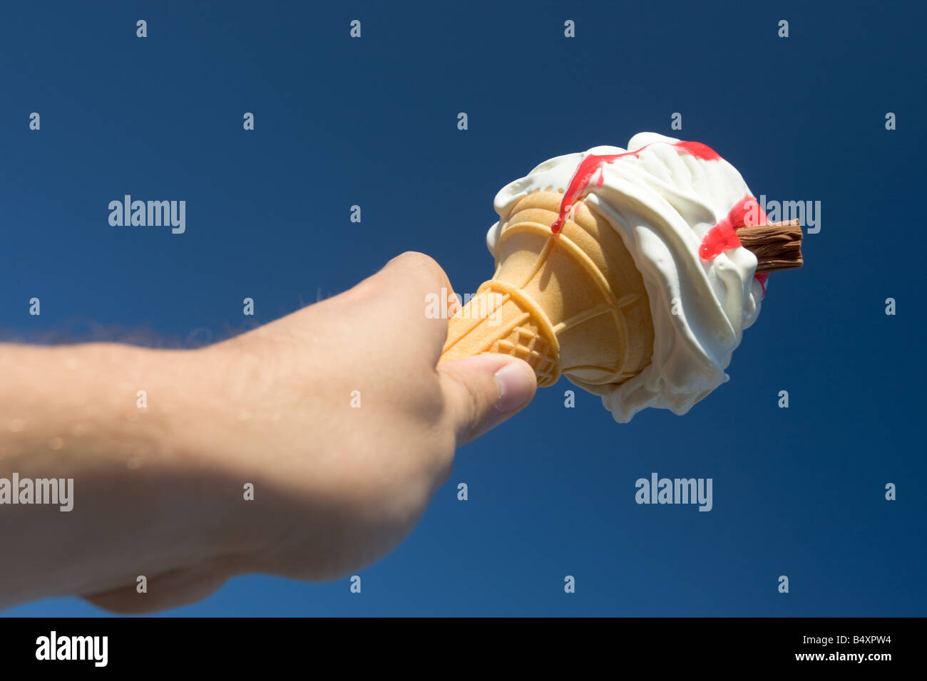 Eiscreme-Kegel vor blauem Himmel Stockfoto