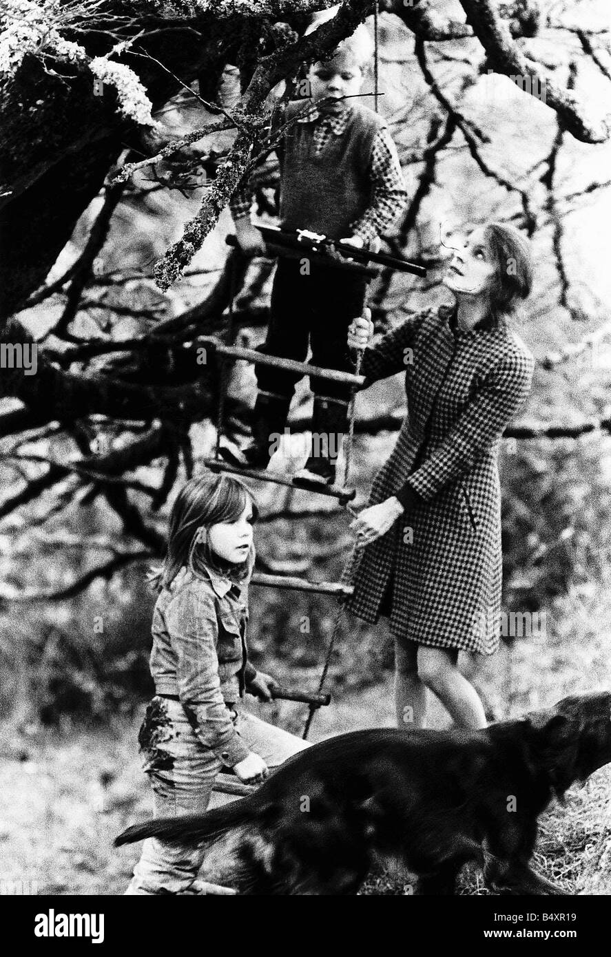 Lady Lucan ist mit ihren Kindern Bingham und Frances wiedervereinigt, nachdem ihr Ehemann Lord Lucan verloren gegangen ist Stockfoto