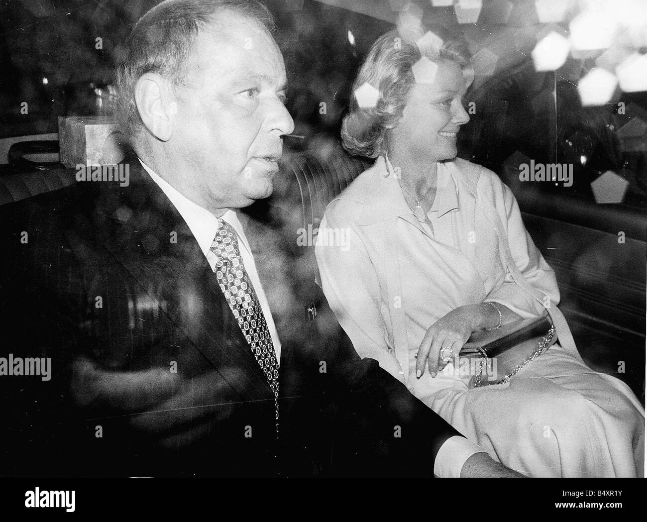 Frank Sinatra und enjoyed Barbara Marx im verregneten London fahren Stockfoto