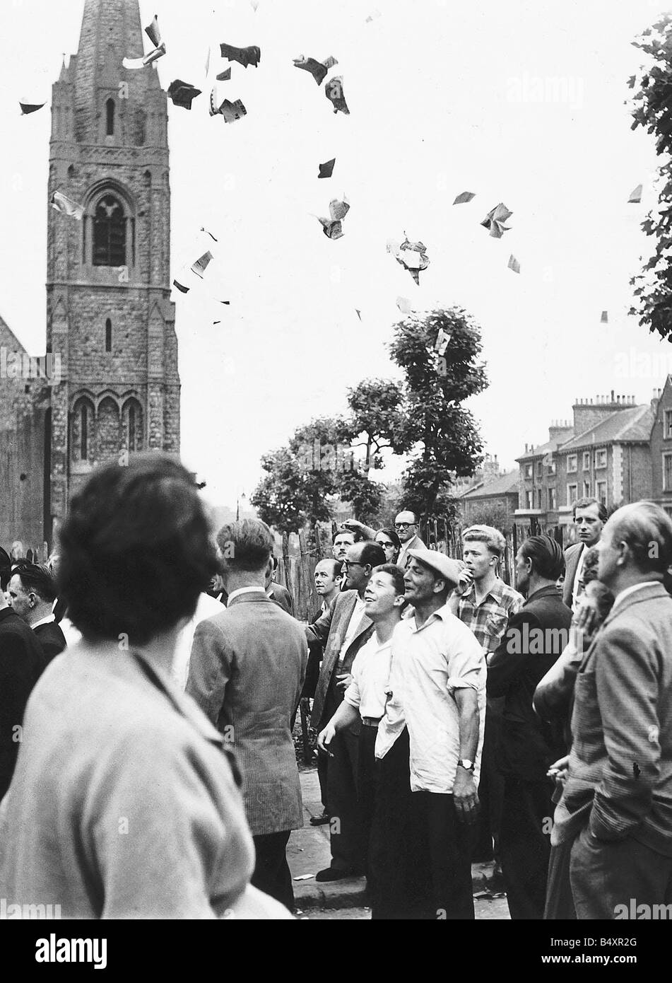 Ruth Ellis hing Holloway Gefängnis heute wegen des Mordes an ihre 25 Jahre alte Liebhaber David Blakely Hunderte von Menschen warteten außerhalb des Gefängnisses und kurz nach der Hinrichtung wurden zwei schwarze bestiegen Hinweise auf die Gefängnistore erklärte, dass Urteil des Todes durchgeführt worden war und wurde durch den Gouverneur des Gefängnisses unterzeichnet das Gefängnis s Kaplan veröffentlicht und die Schauspielerei unter Sheriff für die City of London die andere Ankündigung unterzeichnet durch den Gefängnis Arzt war ein Zertifikat zu sagen, dass Ruth Ellis tot zertifiziert wurde Stockfoto