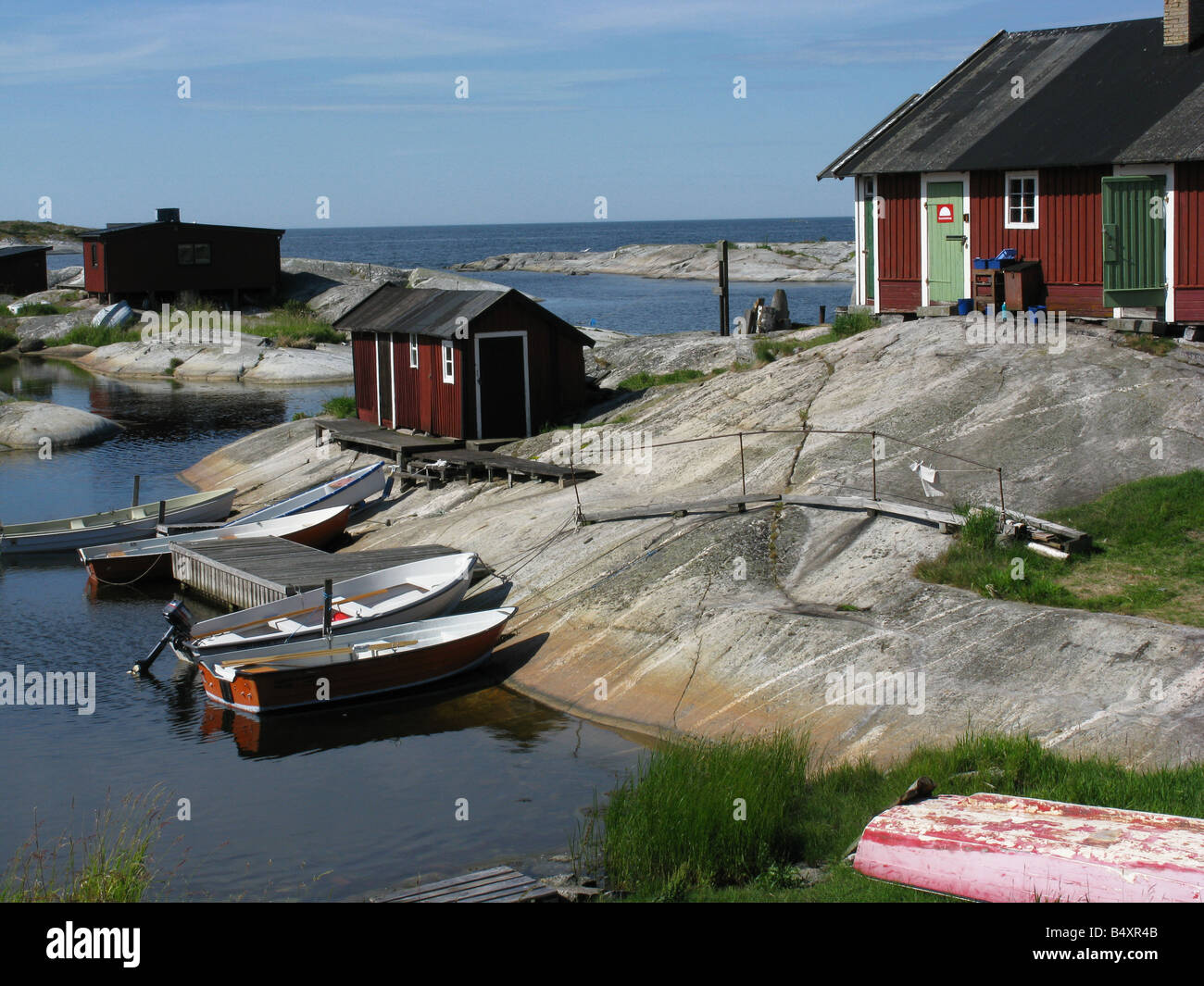 Boote in einem natürlichen Hafen in den Stockholmer Schären Stockfoto